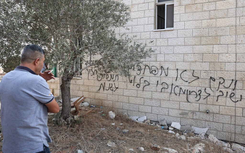 כתובת גרפיטי על קיר מסגד שהוצת בידי מתנחלים, סמוך לסלפית שבגדה המערבית, 13 בנובמבר 2025 (צילום: Zain JAAFAR / AFP) כתובת גרפיטי על קיר מסגד שהוצת בידי מתנחלים, סמוך לסלפית שבגדה המערבית, 13 בנובמבר 2025 (צילום: Zain JAAFAR / AFP)