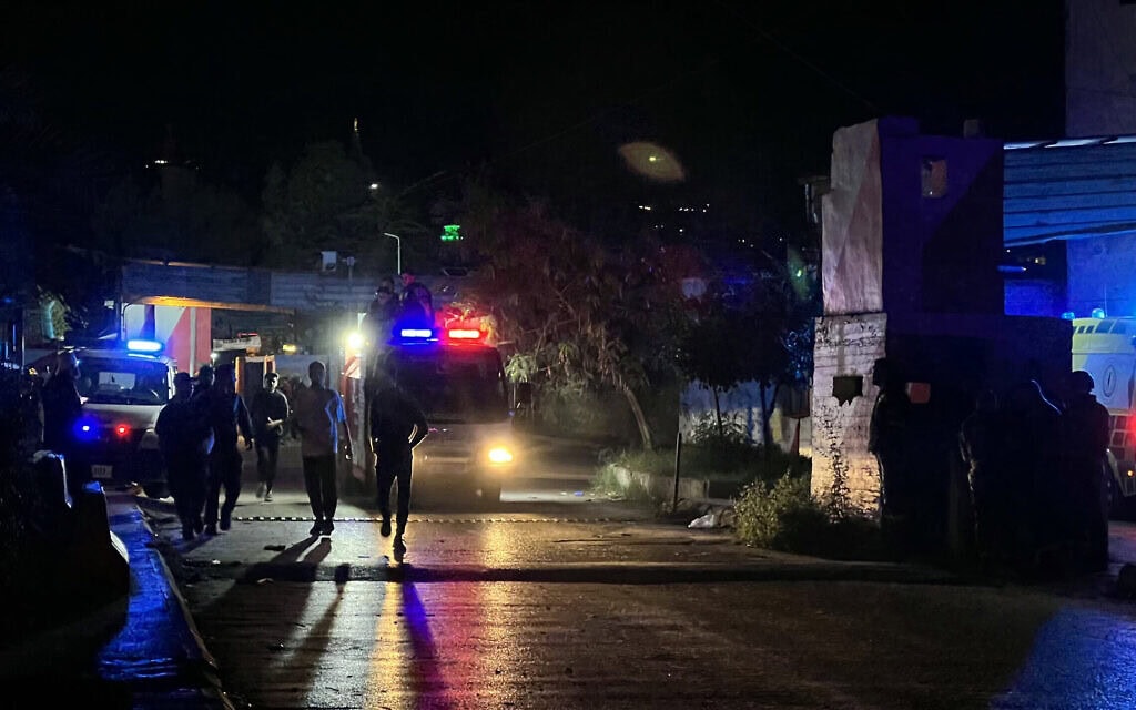 אמבולנסים בדרכם אל האתר שהותקף על ידי ישראל במחנה הפליטים הפלסטיני עין אל־חילווה ליד העיר צידון שבדרום לבנון, 18 בנובמבר 2025 (צילום: Mahmoud ZAYYAT / AFP) אמבולנסים בדרכם אל האתר שהותקף על ידי ישראל במחנה הפליטים הפלסטיני עין אל־חילווה ליד העיר צידון שבדרום לבנון, 18 בנובמבר 2025 (צילום: Mahmoud ZAYYAT / AFP)
