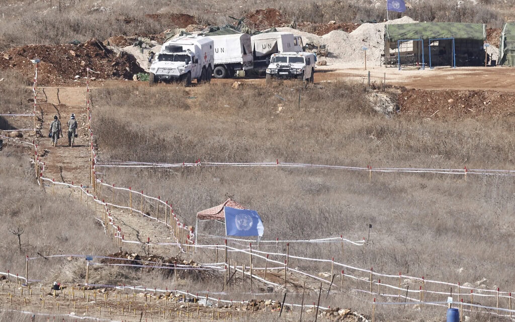 כוחות יוניפי״ל מפנים מוקשים סמוך לכפר הלבנוני מרון אל־ראס בגבול לבנון, 19 בנובמבר 2025 (צילום: Jalaa MAREY / AFP) כוחות יוניפי״ל מפנים מוקשים סמוך לכפר הלבנוני מרון אל־ראס בגבול לבנון, 19 בנובמבר 2025 (צילום: Jalaa MAREY / AFP)