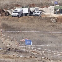 כוחות יוניפי״ל מפנים מוקשים סמוך לכפר הלבנוני מרון אל־ראס בגבול לבנון, 19 בנובמבר 2025 (צילום: Jalaa MAREY / AFP) כוחות יוניפי״ל מפנים מוקשים סמוך לכפר הלבנוני מרון אל־ראס בגבול לבנון, 19 בנובמבר 2025 (צילום: Jalaa MAREY / AFP)