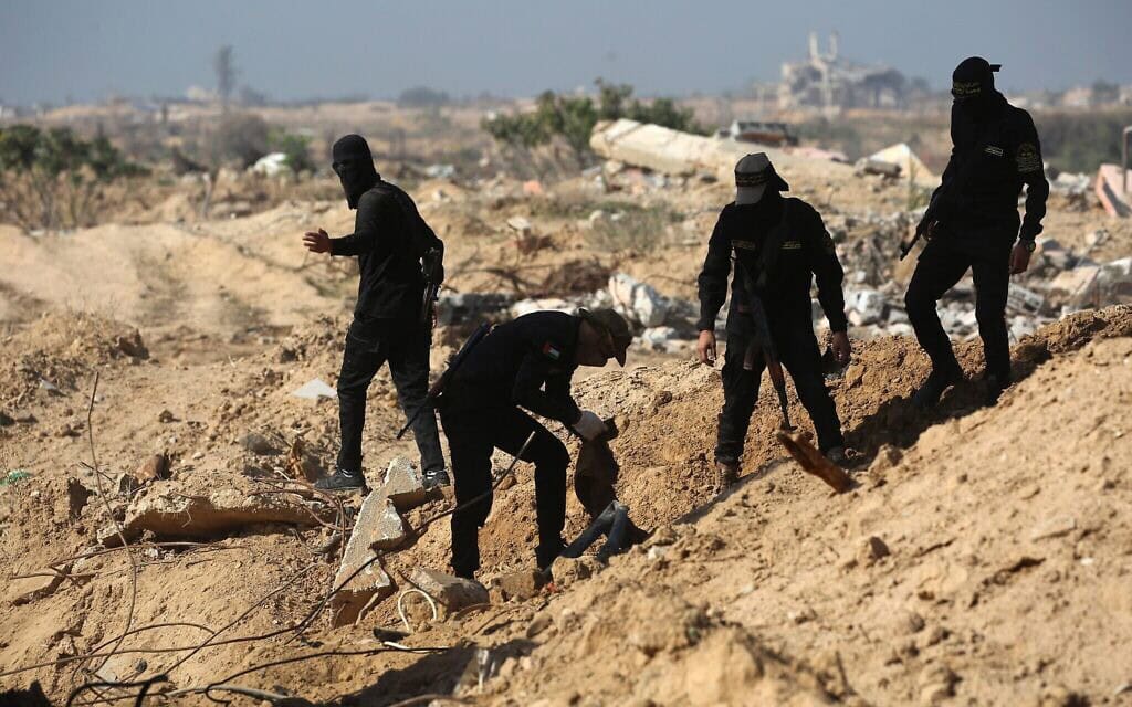 מחבלי הג'יהאד האסלאמי מחפשים לכאורה אחר גופות חטופים בצפון מחנה נוסייראת ברצועת עזה, 21 בנובמבר 2025 (צילום: Eyad Baba / AFP) מחבלי הג'יהאד האסלאמי מחפשים לכאורה אחר גופות חטופים בצפון מחנה נוסייראת ברצועת עזה, 21 בנובמבר 2025 (צילום: Eyad Baba / AFP)