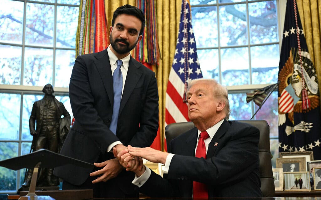 נשיא ארה"ב דונלד טראמפ לוחץ את ידו של ראש עיריית ניו יורק הנבחר זוהראן ממדאני במהלך פגישתם בחדר הסגלגל בבית הלבן בוושינגטון, 21 בנובמבר 2025. (צילום: Jim WATSON / AFP) נשיא ארה"ב דונלד טראמפ לוחץ את ידו של ראש עיריית ניו יורק הנבחר זוהראן ממדאני במהלך פגישתם בחדר הסגלגל בבית הלבן בוושינגטון, 21 בנובמבר 2025. (צילום: Jim WATSON / AFP)