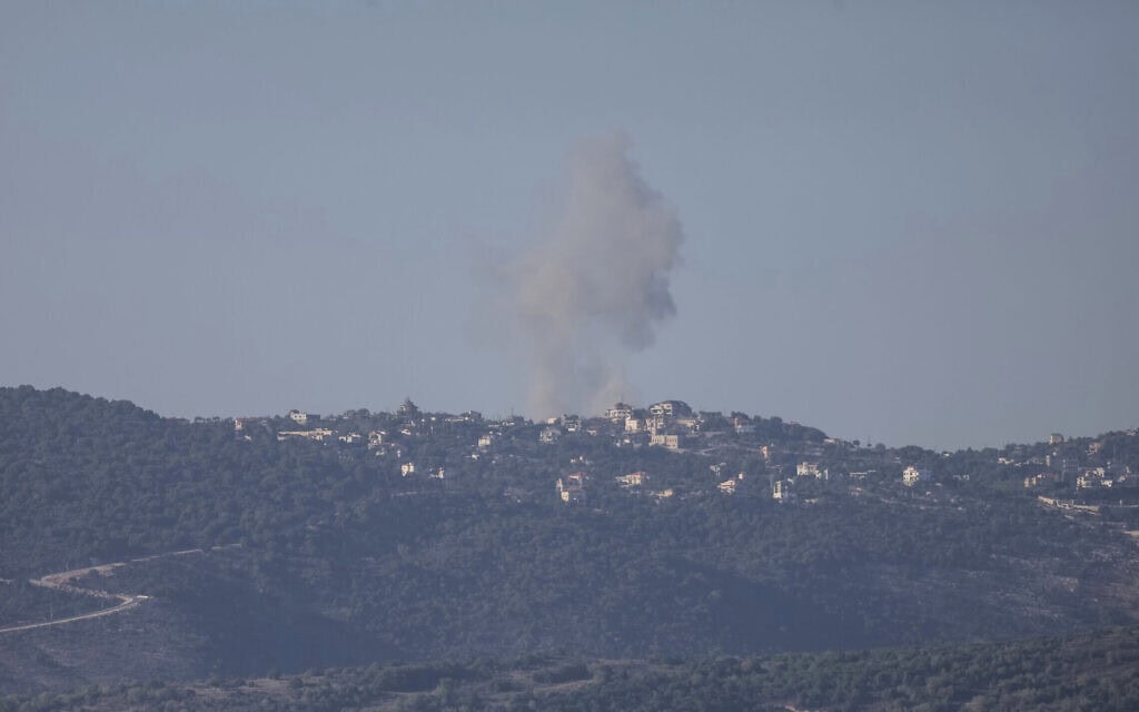 עשן מיתמר מזירת תקיפה ישראלית בלבנון, 22 בנובמבר 2025 (צילום: Rabih DAHER / AFP) עשן מיתמר מזירת תקיפה ישראלית בלבנון, 22 בנובמבר 2025 (צילום: Rabih DAHER / AFP)
