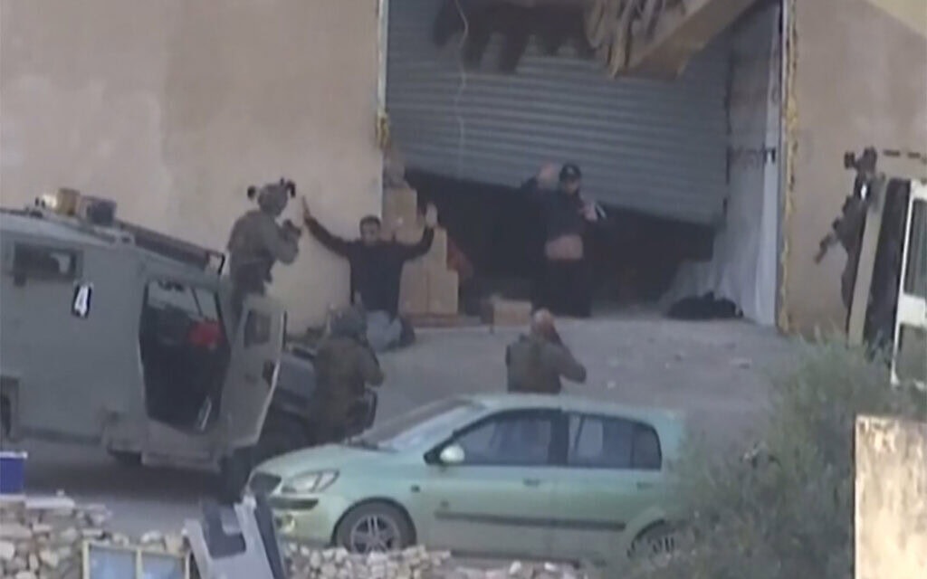 שני פלסטינים מרימים ידיים לפני חיילי צה"ל ברגעים שקדמו לירי בהם בג'נין, 28 בנובמבר 2025 (צילום: Palestine TV / AFP) שני פלסטינים מרימים ידיים לפני חיילי צה"ל ברגעים שקדמו לירי בהם בג'נין, 28 בנובמבר 2025 (צילום: Palestine TV / AFP)