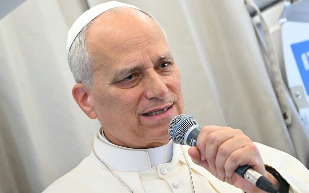 האפיפיור לאו הארבעה־עשר משיב לשאלות עיתונאים במהלך טיסתו לביירות, 30 בנובמבר 2025 (צילום: Andreas SOLARO / POOL / AFP) האפיפיור לאו הארבעה־עשר משיב לשאלות עיתונאים במהלך טיסתו לביירות, 30 בנובמבר 2025 (צילום: Andreas SOLARO / POOL / AFP)