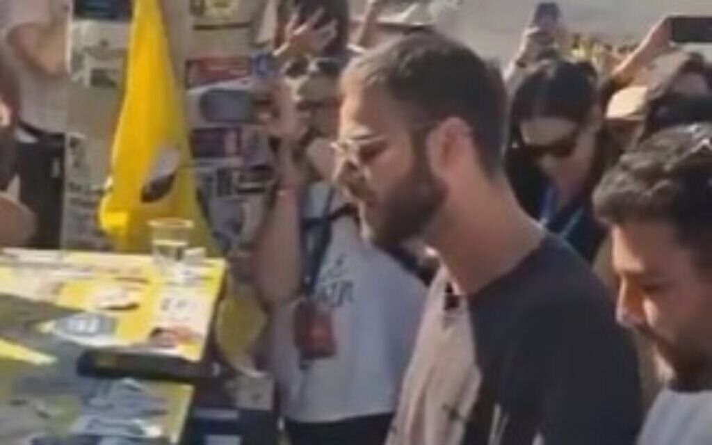 אלון אהל בכיכר החטופים בתל אביב, 19 בנובמבר 2025 (צילום: מתוך סרטון שפרסם מטה המשפחות להחזרת החטופים והנעדרים) אלון אהל בכיכר החטופים בתל אביב, 19 בנובמבר 2025 (צילום: מתוך סרטון שפרסם מטה המשפחות להחזרת החטופים והנעדרים)