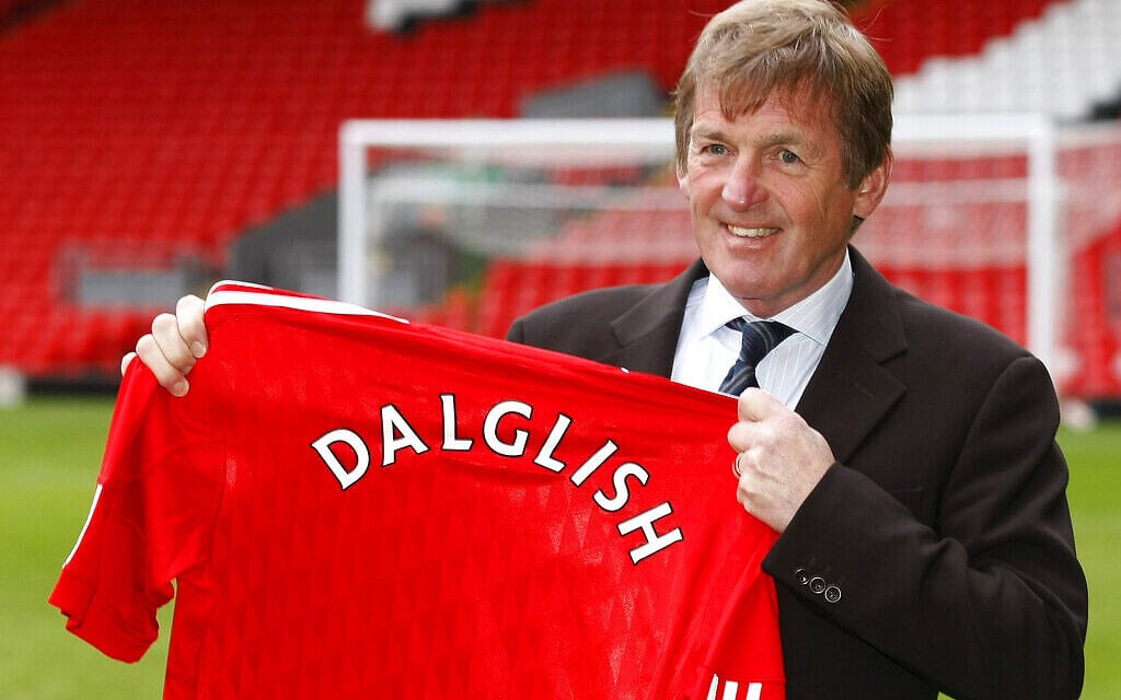 קני דלגליש כשמונה למנג'ר של ליברפול ב-10 בינואר 2011 (צילום: AP Photo/Tim Hales) קני דלגליש כשמונה למנג'ר של ליברפול ב-10 בינואר 2011 (צילום: AP Photo/Tim Hales)