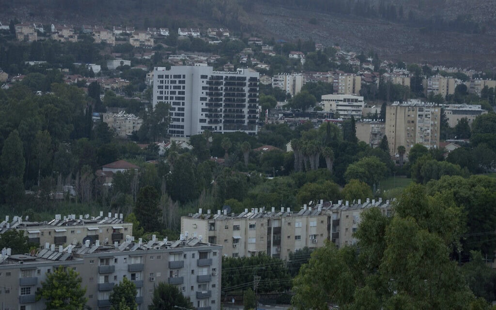 מבט על בניינים בשעות אחר־הצוהריים בקריית שמונה, 29 באוגוסט 2024 (צילום: AP Photo/Ohad Zwigenberg) מבט על בניינים בשעות אחר־הצוהריים בקריית שמונה, 29 באוגוסט 2024 (צילום: AP Photo/Ohad Zwigenberg)