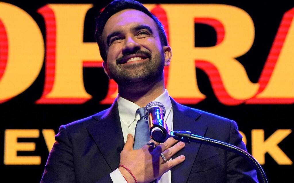 זוהרן ממדאני נושא דברים לאחר שלפי הסקרים ניצח בבחירות לראשות עיריית ניו יורק, 4 בנובמבר 2025 (צילום: AP Photo/Yuki Iwamura) זוהרן ממדאני נושא דברים לאחר שלפי הסקרים ניצח בבחירות לראשות עיריית ניו יורק, 4 בנובמבר 2025 (צילום: AP Photo/Yuki Iwamura)