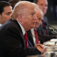 נשיא ארצות הברית דונלד טראמפ בארוחת ערב עם מנהיגי מדינות ממרכז אסיה בחדר המזרחי של הבית הלבן, 6 בנובמבר 2025 (צילום: AP Photo/Jacquelyn Martin) נשיא ארצות הברית דונלד טראמפ בארוחת ערב עם מנהיגי מדינות ממרכז אסיה בחדר המזרחי של הבית הלבן, 6 בנובמבר 2025 (צילום: AP Photo/Jacquelyn Martin)