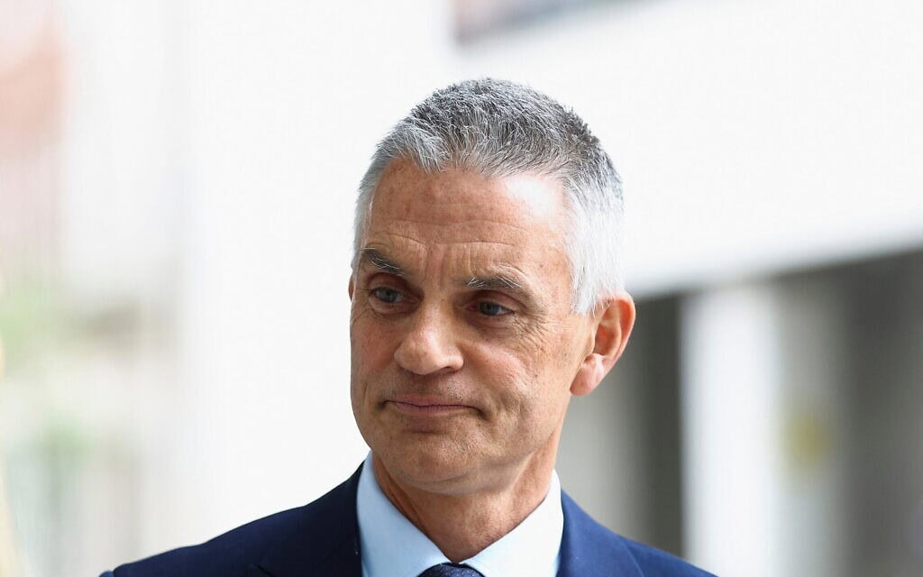 המנכ"ל המתפטר של הבי-בי-סי טים דייוי, אפריל 2022 (צילום: Hannah McKay/Pool via AP)