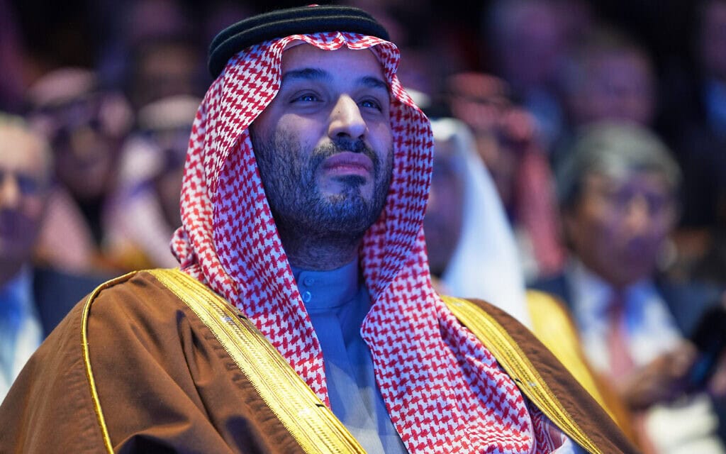 יורש העצר הסעודי מוחמד בן סלמאן מקשיב לדברי נשיא ארצות הברית דונלד טראמפ בוושינגטון, 19 בנובמבר 2025 (צילום: AP Photo/Evan Vucci) יורש העצר הסעודי מוחמד בן סלמאן מקשיב לדברי נשיא ארצות הברית דונלד טראמפ בוושינגטון, 19 בנובמבר 2025 (צילום: AP Photo/Evan Vucci)
