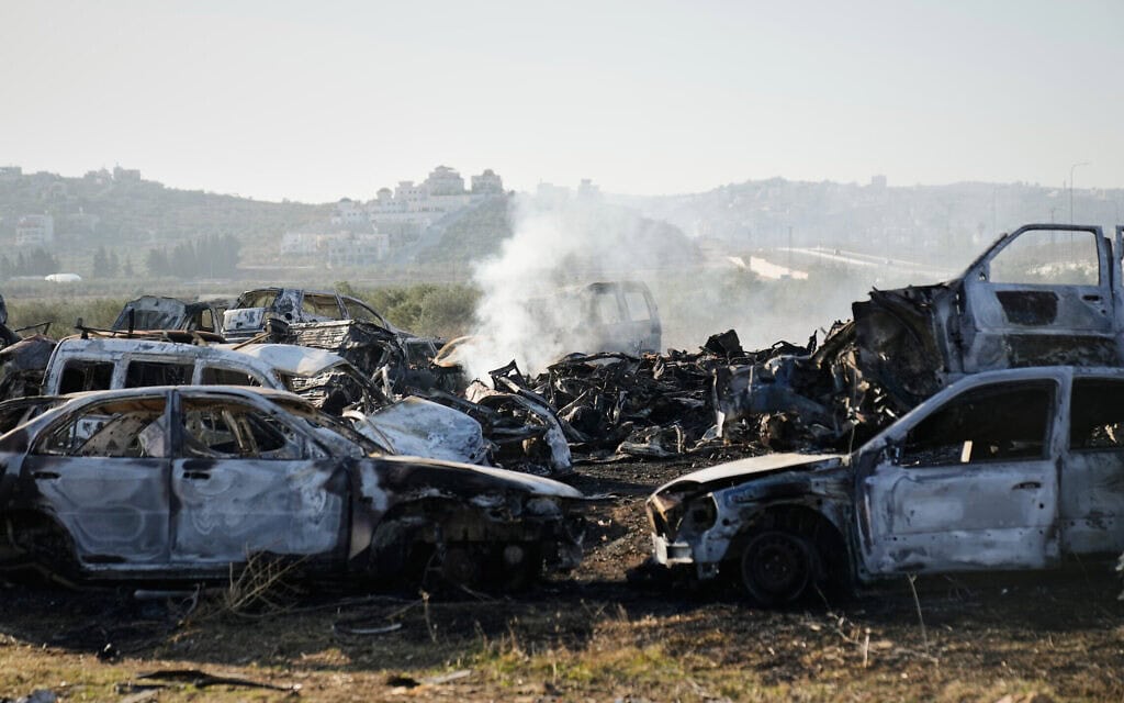 עשן עולה מכלי רכב שרופים במגרש גרוטאות שהוצת בידי מתנחלים בחווארה, ליד שכם שבגדה המערבית, 21 בנובמבר 2025 (צילום: AP Photo/Nasser Nasser) עשן עולה מכלי רכב שרופים במגרש גרוטאות שהוצת בידי מתנחלים בחווארה, ליד שכם שבגדה המערבית, 21 בנובמבר 2025 (צילום: AP Photo/Nasser Nasser)