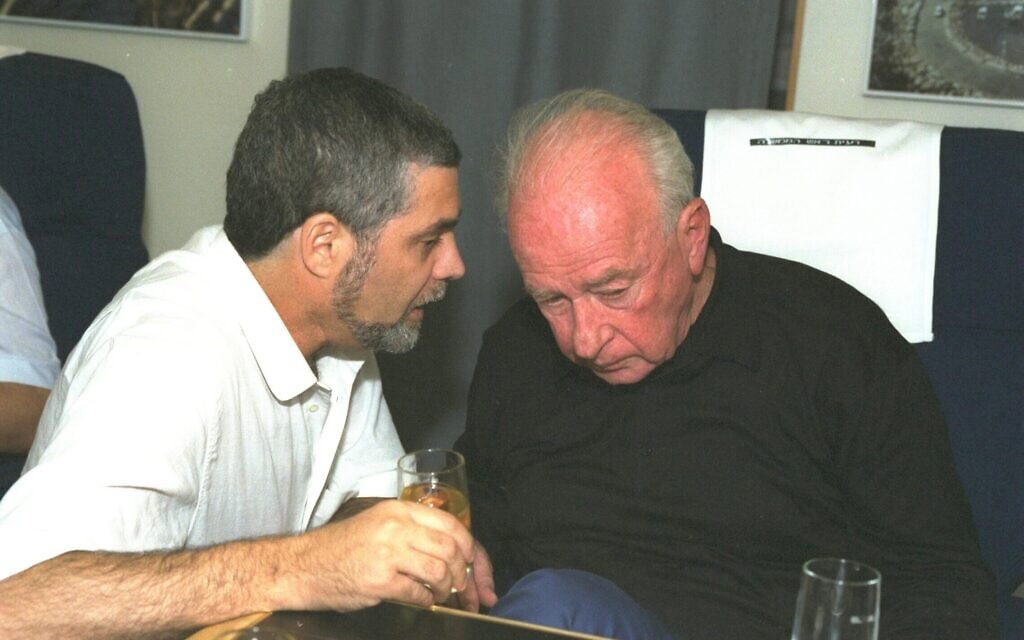 שיחה בין ראש ממשלה יצחק רבין למנכ"ל משרדו שמעון שבס, 24 ביולי 1994 (צילום: יעקב סער, לע"מ) שיחה בין ראש ממשלה יצחק רבין למנכ"ל משרדו שמעון שבס, 24 ביולי 1994 (צילום: יעקב סער, לע"מ)