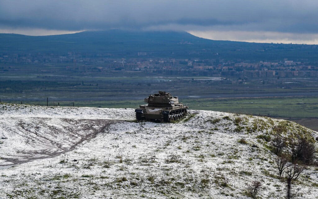מבט על טנק ישן בשלג ברמת הגולן, 31 בינואר 2024 (צילום: אייל מרגולין/פלאש90) מבט על טנק ישן בשלג ברמת הגולן, 31 בינואר 2024 (צילום: אייל מרגולין/פלאש90)
