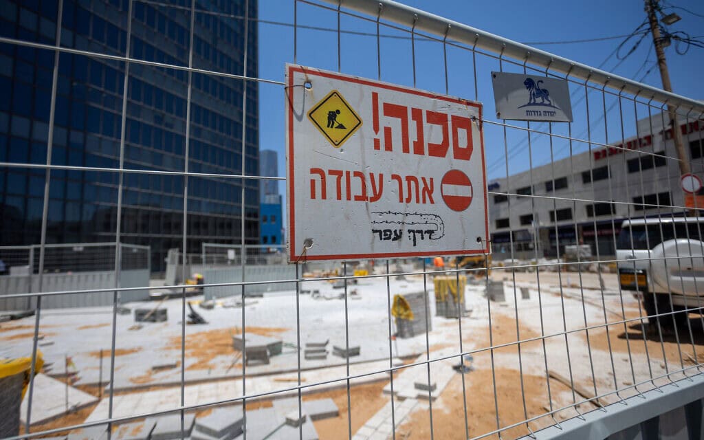 אילוסטרציה: עבודות ההקמה של הרכבת הקלה בתל אביב, תל אביב, 24 ביוני 2024 (צילום: דור פזואלו/פלאש90) אילוסטרציה: עבודות ההקמה של הרכבת הקלה בתל אביב, תל אביב, 24 ביוני 2024 (צילום: דור פזואלו/פלאש90)