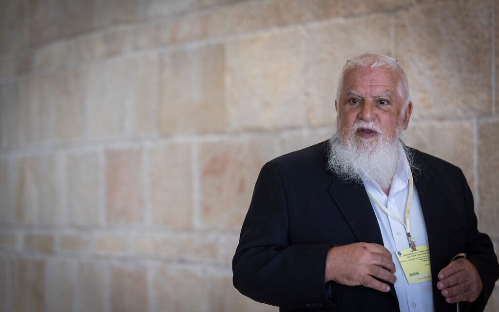 הרב בנימין קלמנזון, נשיא ישיבת עתניאל ואביו של סרן אלחנן קלמנזון ז"ל, שנפל בקרב על קיבוץ בארי בשבעה באוקטובר (צילום: חיים גולדברג/פלאש90) הרב בנימין קלמנזון, נשיא ישיבת עתניאל ואביו של סרן אלחנן קלמנזון ז"ל, שנפל בקרב על קיבוץ בארי בשבעה באוקטובר (צילום: חיים גולדברג/פלאש90)