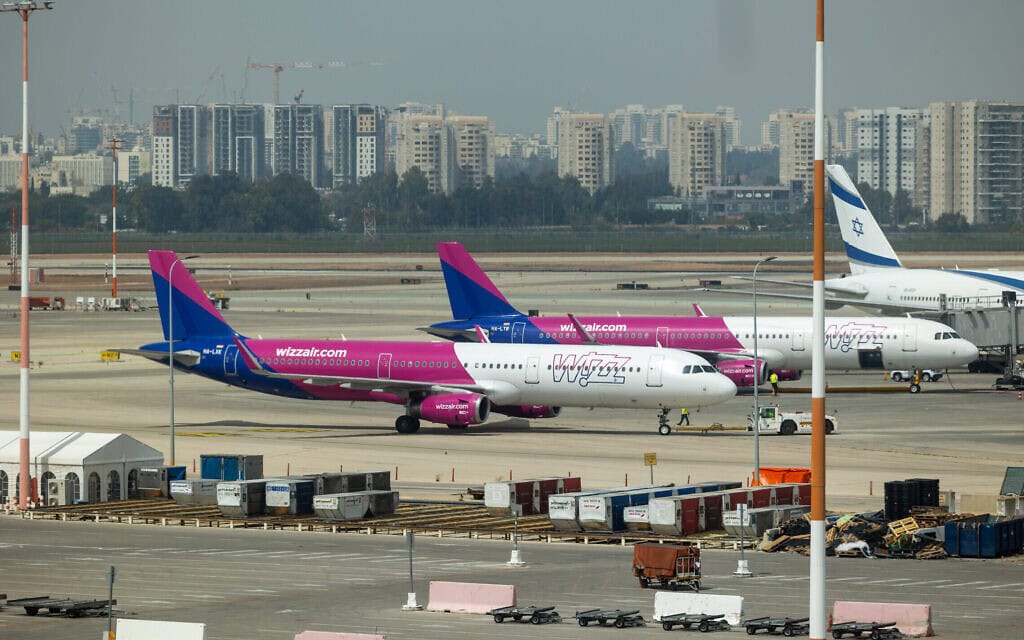 מטוס של וויזאייר בנתב"ג. 26 במרץ 2025 (צילום: יוסי אלוני/פלאש90) מטוס של וויזאייר בנתב"ג. 26 במרץ 2025 (צילום: יוסי אלוני/פלאש90)