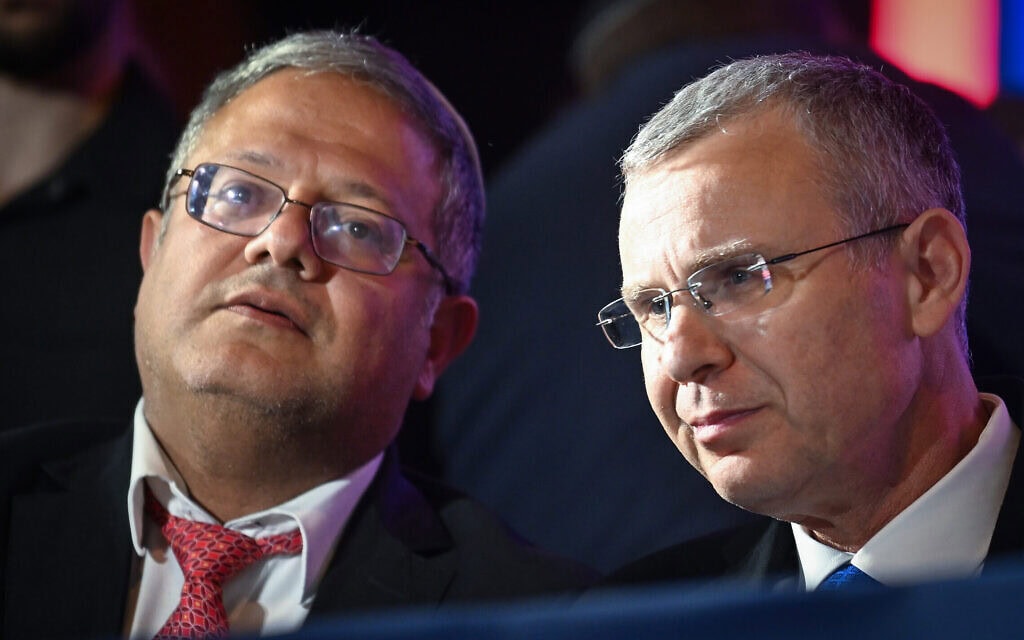 שר המשפטים יריב לוין והשר לביטחון לאומי איתמר בן גביר בעצרת תמיכה בממשלת ישראל מחוץ לבית המשפט העליון בירושלים, 5 ביוני 2025 (צילום: Arie Leib Abrams/Flash90) שר המשפטים יריב לוין והשר לביטחון לאומי איתמר בן גביר בעצרת תמיכה בממשלת ישראל מחוץ לבית המשפט העליון בירושלים, 5 ביוני 2025 (צילום: Arie Leib Abrams/Flash90)