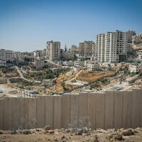 תצפית על גדר ההפרדה בין ירושלים לגדה המערבית, 21 באוגוסט 2025 (צילום: Jamal Awad/Flash90) תצפית על גדר ההפרדה בין ירושלים לגדה המערבית, 21 באוגוסט 2025 (צילום: Jamal Awad/Flash90)