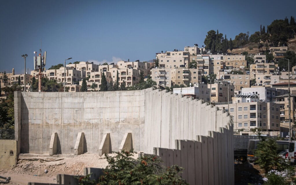 מבט על גדר ההפרדה בין ירושלים לגדה המערבית, 21 באוגוסט 2025 (צילום: Jamal Awad/Flash90) מבט על גדר ההפרדה בין ירושלים לגדה המערבית, 21 באוגוסט 2025 (צילום: Jamal Awad/Flash90)