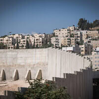 מבט על גדר ההפרדה בין ירושלים לגדה המערבית, 21 באוגוסט 2025 (צילום: Jamal Awad/Flash90) מבט על גדר ההפרדה בין ירושלים לגדה המערבית, 21 באוגוסט 2025 (צילום: Jamal Awad/Flash90)
