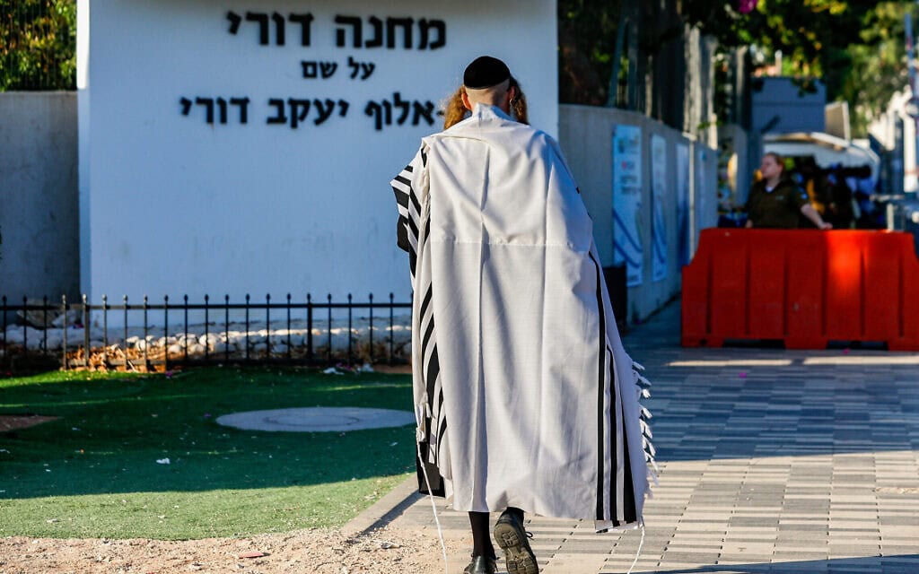 מפגינים, המוחים נגד גיוס בני הציבור החרדי לצה"ל, באזור מחנה דורי שבתל השומר, 1 בספטמבר 2025 (צילום: טל גל/פאש90) מפגינים, המוחים נגד גיוס בני הציבור החרדי לצה"ל, באזור מחנה דורי שבתל השומר, 1 בספטמבר 2025 (צילום: טל גל/פאש90)