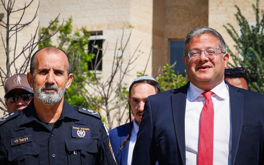 השר לביטחון לאומי איתמר בן גביר ומפכ"ל המשטרה דני לוי בביקור באקדמיה לשוטרים בבית שמש, 15 בספטמבר 2025 (צילום: אורן בן חקון/פלאש90) השר לביטחון לאומי איתמר בן גביר ומפכ"ל המשטרה דני לוי בביקור באקדמיה לשוטרים בבית שמש, 15 בספטמבר 2025 (צילום: אורן בן חקון/פלאש90)