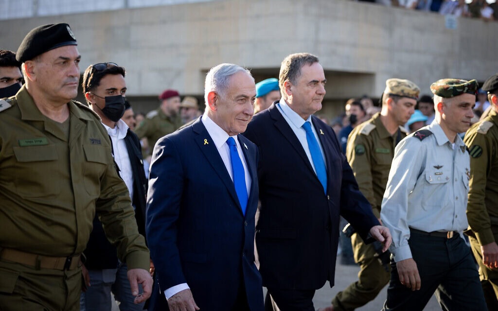 שר הביטחון ישראל כ"ץ, ראש הממשלה בנימין נתניהו והרמטכ"ל אייל זמיר בטקס סיום קורס קצינים בבה"ד 1, 30 באוקטובר 2025 (צילום: נועם רבקין פנטון/פלאש90) שר הביטחון ישראל כ"ץ, ראש הממשלה בנימין נתניהו והרמטכ"ל אייל זמיר בטקס סיום קורס קצינים בבה"ד 1, 30 באוקטובר 2025 (צילום: נועם רבקין פנטון/פלאש90)