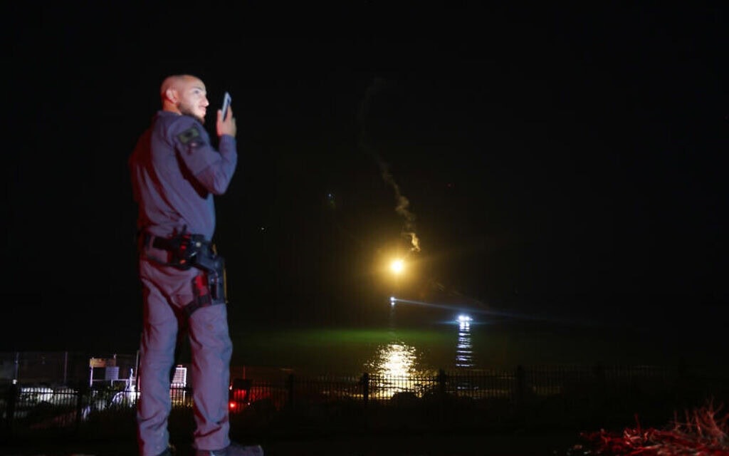 שוטר בחוף הצוק בתל אביב במהלך החיפושים אחר הפרקליטה הצבאית הראשית יפעת תומר-ירושלמי, 2 בנובמבר 2025 (צילום: טל גל/פלאש90) שוטר בחוף הצוק בתל אביב במהלך החיפושים אחר הפרקליטה הצבאית הראשית יפעת תומר-ירושלמי, 2 בנובמבר 2025 (צילום: טל גל/פלאש90)