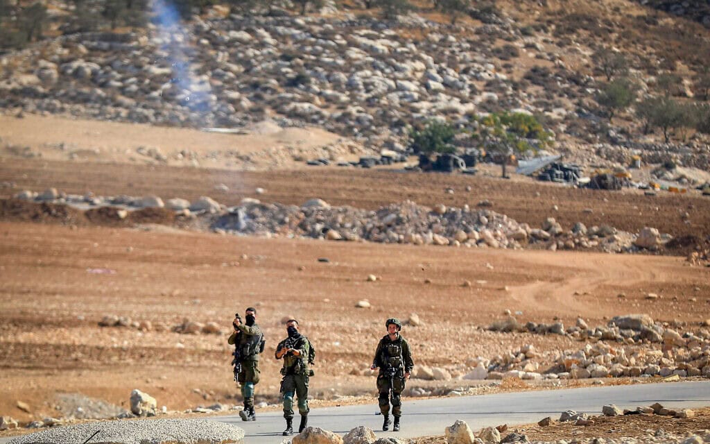 חיילי צה"ל יורים גז מדמיע לעבר פלסטינים בגדה המערבית, 3 בנובמבר 2025 (צילום: ויסאם השלמון/פלאש90) חיילי צה"ל יורים גז מדמיע לעבר פלסטינים בגדה המערבית, 3 בנובמבר 2025 (צילום: ויסאם השלמון/פלאש90)