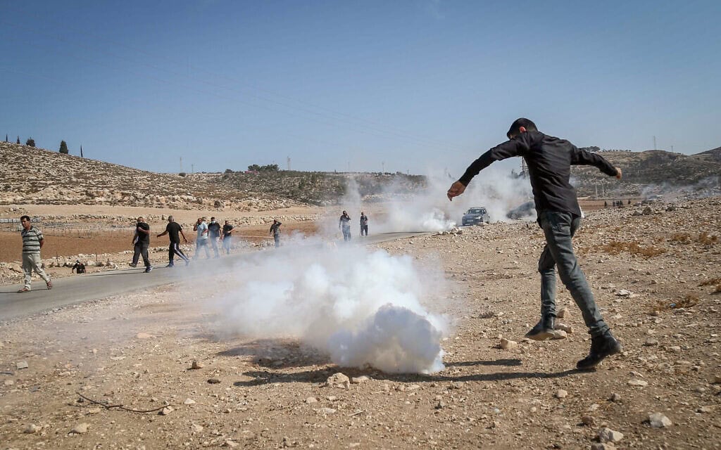 חיילי צה"ל יורים גז מדמיע לעבר פלסטינים בגדה המערבית, 3 בנובמבר 2025 (צילום: ויסאם השלמון/פלאש90) חיילי צה"ל יורים גז מדמיע לעבר פלסטינים בגדה המערבית, 3 בנובמבר 2025 (צילום: ויסאם השלמון/פלאש90)