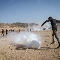 חיילי צה"ל יורים גז מדמיע לעבר פלסטינים בגדה המערבית, 3 בנובמבר 2025 (צילום: ויסאם השלמון/פלאש90) חיילי צה"ל יורים גז מדמיע לעבר פלסטינים בגדה המערבית, 3 בנובמבר 2025 (צילום: ויסאם השלמון/פלאש90)