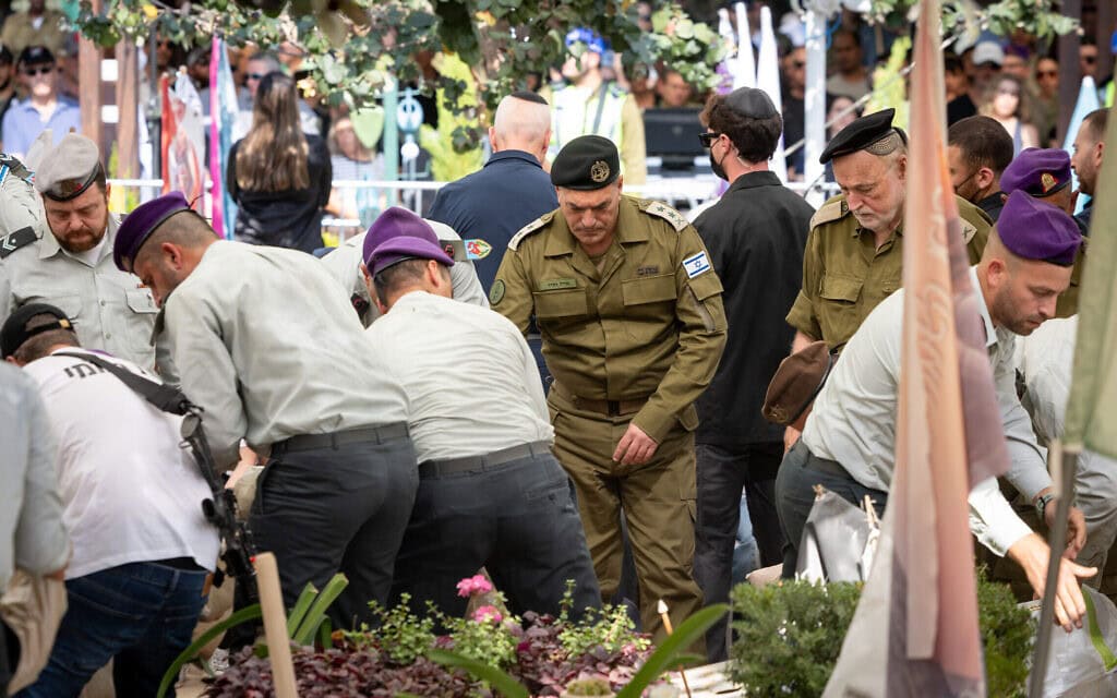 הרמטכ״ל אייל זמיר בהלוויית אל״ם חממי בקריית שאול, 4 בנובמבר 2025 (צילום: חיים גולדברג/פלאש90) הרמטכ״ל אייל זמיר בהלוויית אל״ם חממי בקריית שאול, 4 בנובמבר 2025 (צילום: חיים גולדברג/פלאש90)