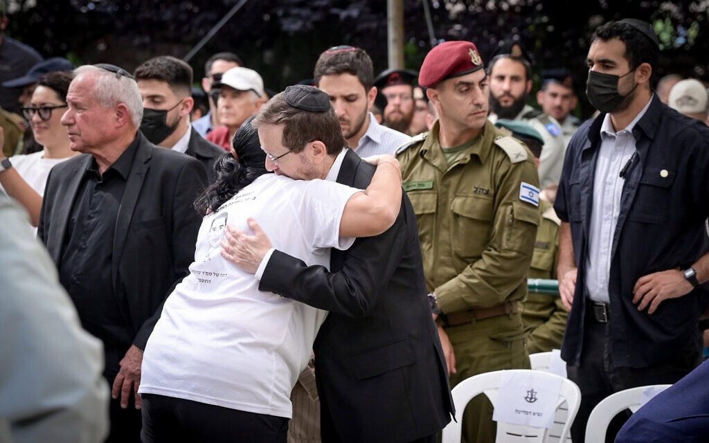 הנשיא יצחק הרצוג מחבק את מירב, אימו של החלל עוז דניאל, בהלוויתו. 6 בנובמבר 2025 (צילום: אבשלום ששוני/פלאש90) הנשיא יצחק הרצוג מחבק את מירב, אימו של החלל עוז דניאל, בהלוויתו. 6 בנובמבר 2025 (צילום: אבשלום ששוני/פלאש90)