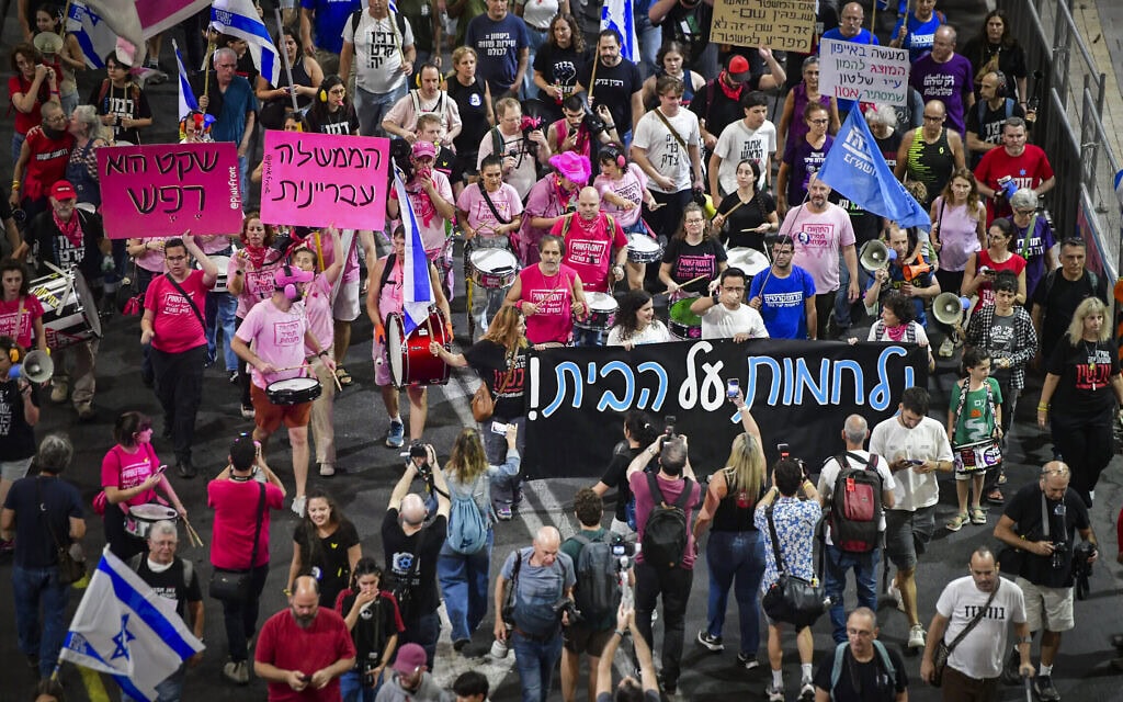 Demonstrators march during a protest against Israeli Prime Minister Benjamin Netanyahu and his government in Tel Aviv, on November 8, 2025. Photo by Avshalom Sassoni/Flash90 *** Local Caption *** הפגנה
ממשלה
נגד
ראש הממשלה
בנימין נתניהו
שמאל
צעדה
דמוקרטיה (צילום: אבשלום ששוני / פלאש90) Demonstrators march during a protest against Israeli Prime Minister Benjamin Netanyahu and his government in Tel Aviv, on November 8, 2025. Photo by Avshalom Sassoni/Flash90 *** Local Caption *** הפגנה
ממשלה
נגד
ראש הממשלה
בנימין נתניהו
שמאל
צעדה
דמוקרטיה (צילום: אבשלום ששוני / פלאש90)