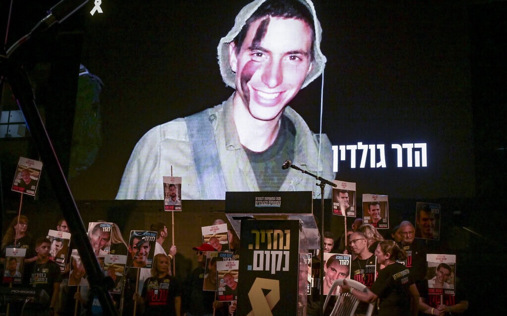 תמונתו של הדר גולדין מתנוססת בכיכר החטופים בתל אביב, 8 בנובמבר 2025 (צילום: אבשלום ששוני/פלאש90)