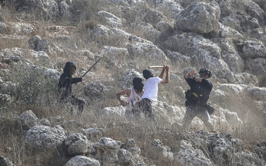 מתנחלים רעולי פנים מכים עיתונאים המסקרים את מסיק הזיתים בכפר ביתא, מדרום לשכם, 8 בנובמבר 2025 (צילום: Nasser Ishtayeh/Flash90) מתנחלים רעולי פנים מכים עיתונאים המסקרים את מסיק הזיתים בכפר ביתא, מדרום לשכם, 8 בנובמבר 2025 (צילום: Nasser Ishtayeh/Flash90)