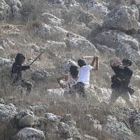 מתנחלים רעולי פנים מכים עיתונאים המסקרים את מסיק הזיתים בכפר ביתא, מדרום לשכם, 8 בנובמבר 2025 (צילום: Nasser Ishtayeh/Flash90) מתנחלים רעולי פנים מכים עיתונאים המסקרים את מסיק הזיתים בכפר ביתא, מדרום לשכם, 8 בנובמבר 2025 (צילום: Nasser Ishtayeh/Flash90)