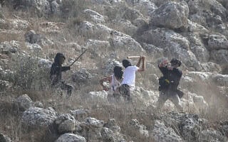 מתנחלים רעולי פנים מכים עיתונאים המסקרים את מסיק הזיתים בכפר ביתא, דרומית לשכם, 8 בנובמבר 2025 (צילום: Nasser Ishtayeh/Flash90) מתנחלים רעולי פנים מכים עיתונאים המסקרים את מסיק הזיתים בכפר ביתא, דרומית לשכם, 8 בנובמבר 2025 (צילום: Nasser Ishtayeh/Flash90)