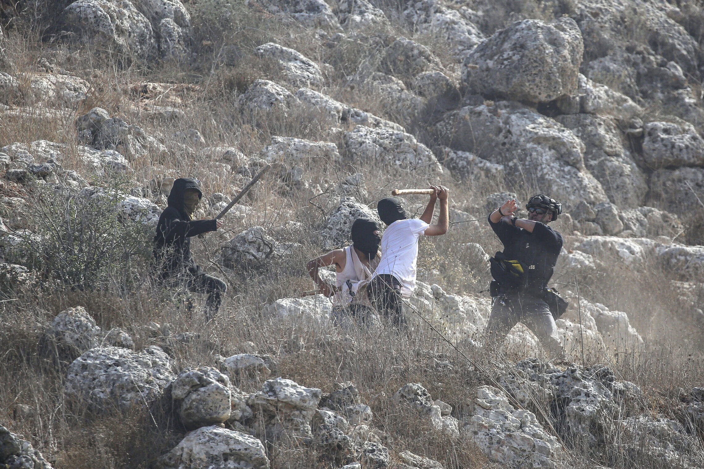 מתנחלים רעולי פנים מכים עיתונאים המסקרים את מסיק הזיתים בכפר ביתא, מדרום לשכם, 8 בנובמבר 2025 (צילום: Nasser Ishtayeh/Flash90) מתנחלים רעולי פנים מכים עיתונאים המסקרים את מסיק הזיתים בכפר ביתא, מדרום לשכם, 8 בנובמבר 2025 (צילום: Nasser Ishtayeh/Flash90)