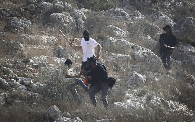 מתנחלים תוקפים עיתונאים במהלך עונת מסיק הזיתים בכפר ביתא, דרומית לשכם שבגדה המערבית, 8 בנובמבר 2025 (צילום: Nasser Ishtayeh/Flash90) מתנחלים תוקפים עיתונאים במהלך עונת מסיק הזיתים בכפר ביתא, דרומית לשכם שבגדה המערבית, 8 בנובמבר 2025 (צילום: Nasser Ishtayeh/Flash90)