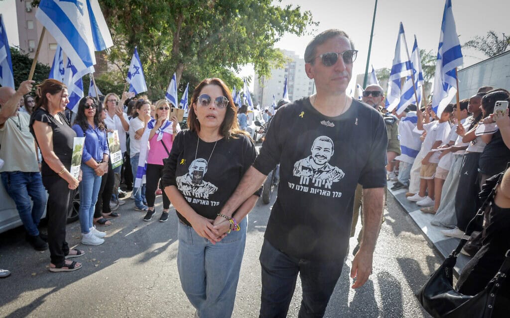 רובי וחגית חן מגיעים להלוויית בנם איתי, 9 בנובמבר 2025 (צילום: טל גל/פלאש90) רובי וחגית חן מגיעים להלוויית בנם איתי, 9 בנובמבר 2025 (צילום: טל גל/פלאש90)
