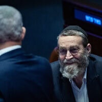 ראש ממשלת בנימין נתניהו וח"כ משה גפני במהלך דיון "40 חתימות" בכנסת, ירושלים, 10 בנובמבר 2025