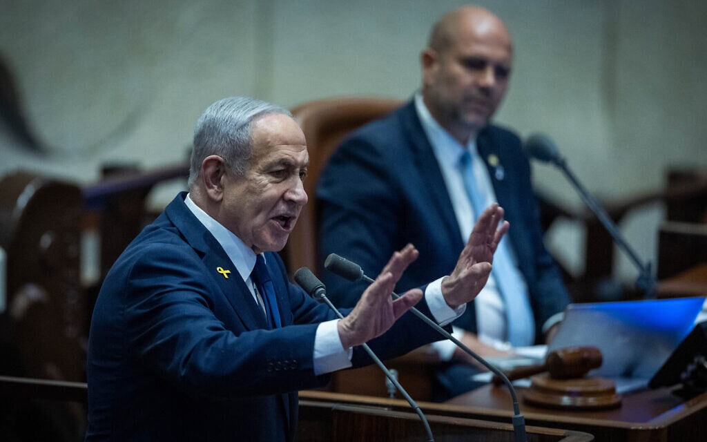 ראש הממשלה בנימין נתניהו נואם בכנסת כדיון על הקמת ועדת חקירה ממלכתית לחקר אסון השבעה באוקטובר, 10 בנובמבר 2025 (צילום: יונתן זינדל/פלאש90)