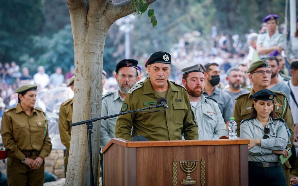 הרמטכ״ל רא״ל אייל זמיר נושא דברים בהלוויית סגן הדר גולדין, 11 בנובמבר 2025 (צילום: חיים גולדברג/פלאש90) הרמטכ״ל רא״ל אייל זמיר נושא דברים בהלוויית סגן הדר גולדין, 11 בנובמבר 2025 (צילום: חיים גולדברג/פלאש90)