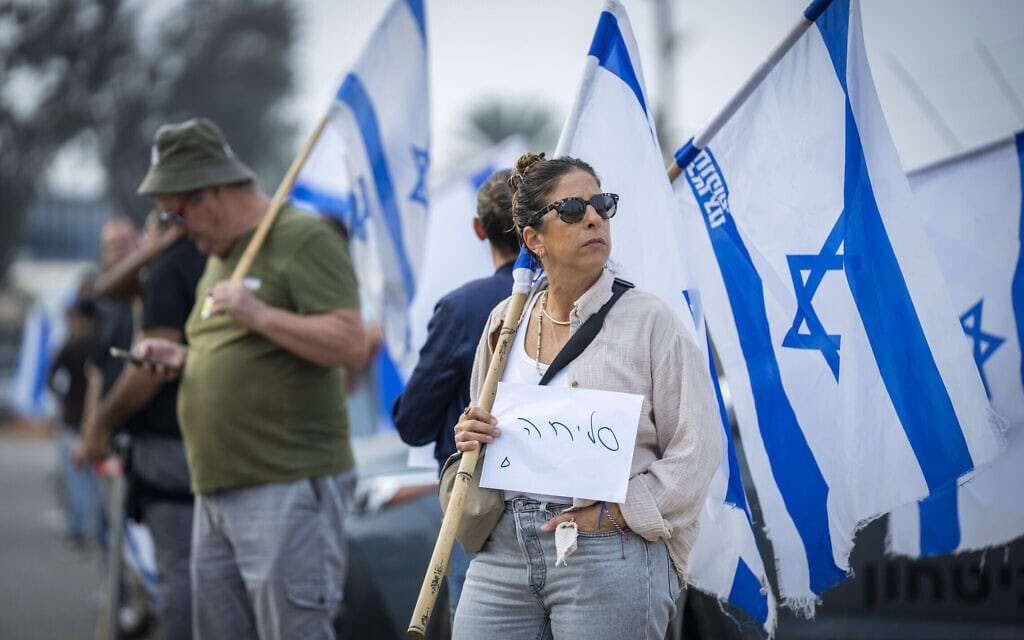 המונים מלווים בדגלים את מסע הלוויה של הדר גולדין. רמלה, 11 בנובמבר 2025 (צילום: אריק מרמור/פלאש90) המונים מלווים בדגלים את מסע הלוויה של הדר גולדין. רמלה, 11 בנובמבר 2025 (צילום: אריק מרמור/פלאש90)