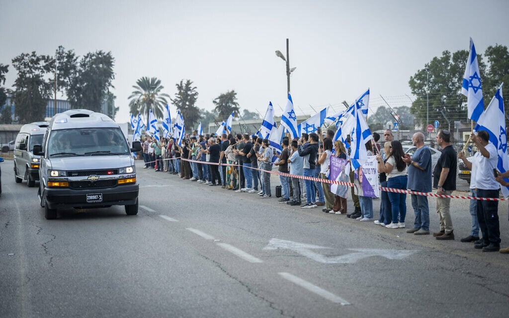 המונים מלווים בדגלים את מסע הלוויה של הדר גולדין. רמלה, 11 בנובמבר 2025 (צילום: אריק מרמור/פלאש90) המונים מלווים בדגלים את מסע הלוויה של הדר גולדין. רמלה, 11 בנובמבר 2025 (צילום: אריק מרמור/פלאש90)