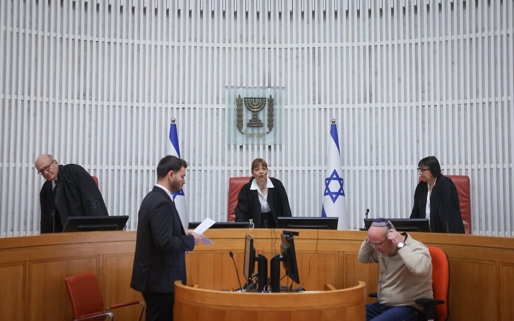 שופטי העליון גילה כנפי שטייניץ, יעל וילנר ואלכס שטיין בתחילת הדיון בחקירת פרשת הדלפת הסרטון משדה תימן, 11 בנובמבר 2025 (צילום: מרים אלסטר/פלאש90) שופטי העליון גילה כנפי שטייניץ, יעל וילנר ואלכס שטיין בתחילת הדיון בחקירת פרשת הדלפת הסרטון משדה תימן, 11 בנובמבר 2025 (צילום: מרים אלסטר/פלאש90)