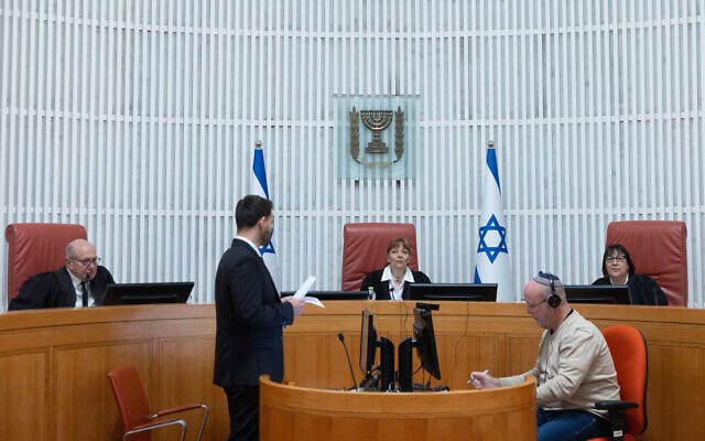 הרכב שופטי בג"ץ בעתירות בפרשת הפצ"רית – גילה כנפי-שטייניץ, יעל וילנר ואלכס שטיין. 11 בנובמבר 2025 (צילום: יונתן זינדל/פלאש90) הרכב שופטי בג"ץ בעתירות בפרשת הפצ"רית – גילה כנפי-שטייניץ, יעל וילנר ואלכס שטיין. 11 בנובמבר 2025 (צילום: יונתן זינדל/פלאש90)